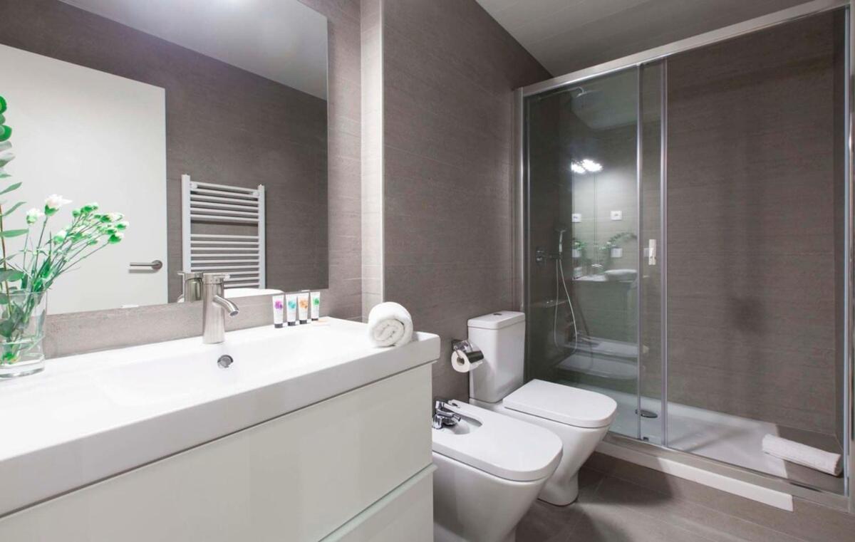 Perfectly Located 4Bed 4Bath Apartment In Barcelona 3 1 Bagian luar foto