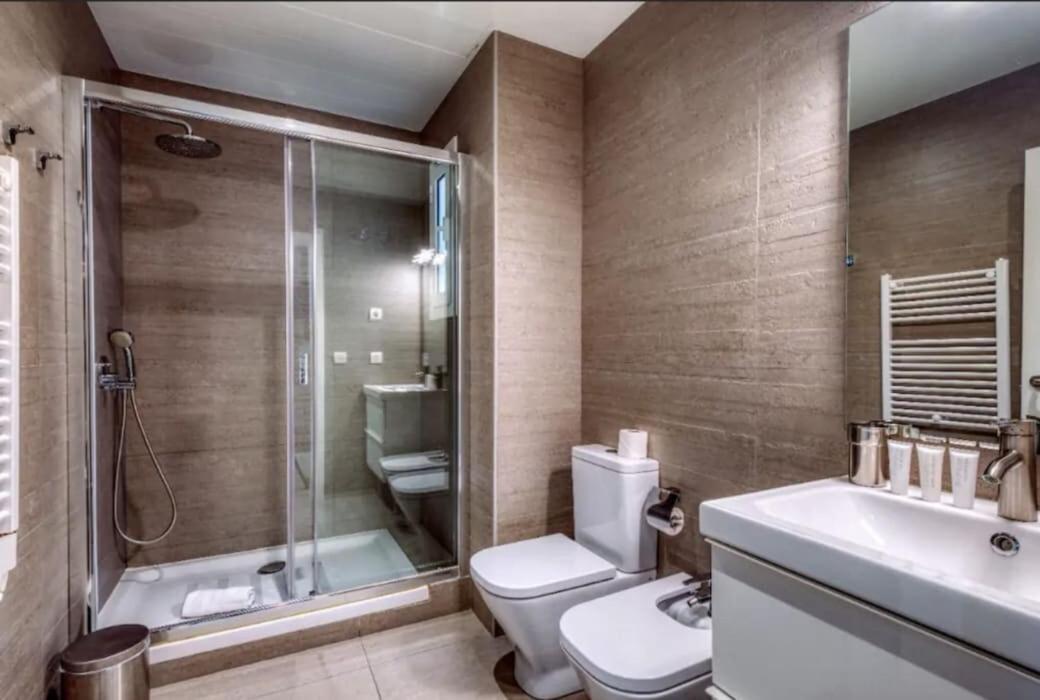 Perfectly Located 4Bed 4Bath Apartment In Barcelona 3 1 Bagian luar foto